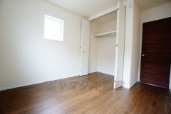 暖かい日差しが差し込む洋室。たっぷり収納できるクローゼット付きでお部屋の中をすっきりと快適に保てます。