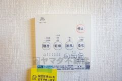 浴室暖房乾燥機付き。天候に左右されず、いつでも好きなときに洗濯物を干せるので、仕事や家事で忙しい方に重宝します。