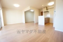 リビングは広々とした設計で、家族が集い、寛ぐ暮らしの空間を演出しています。思い思いの時間を過ごしたり、家族みんなで食事をしたり、素敵な団らんの場になりますね。