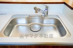 色も形もキレイなシンクは、広さも確保しているので、大きめの鍋も簡単に洗えます。