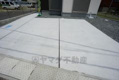 駐車スペースはゆとりある2台分を確保。マイカー用に、お客さま用に、余裕を持ってご利用いただけます。