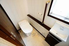 温水洗浄機付トイレです。トイレは2ヶ所設けられているので、来客時にも気兼ねなく使えますね。