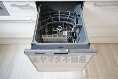 同仕様写真。食事の後の手間を解消する食器洗い乾燥機付。冬場の洗い物で手荒れの悩みもなくなります。手洗いよりも節約できて便利。