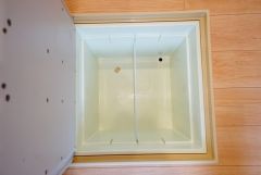 同仕様写真。キッチンにある床下収納は、居住スペースを減らさずに買い置きの調味料や非常食などを保管することができます。