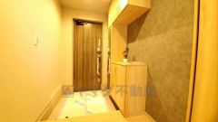 たっぷり収納できるシューズボックスです。家族全員の靴がきれいに整頓できます。棚の上にお花や写真を飾っても良いですね。