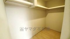 収納力豊富なウォークインクローゼット。洋服や小物などを1箇所にまとめて美しい収納を実現します。スーツケースのような大型の荷物も置けます＾＾