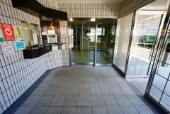 エントランス内に管理人室があると、不審者の侵入防止につながります。さらにオートロック付きで、防犯性アップ。