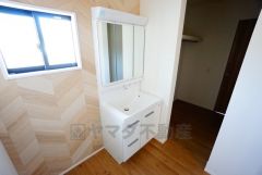 三面鏡つき洗面台。鏡裏にたっぷりとした収納スペースがあります。鏡を閉めてしまえば小物は見えないため、スッキリとした印象の洗面台にできます。