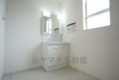 同仕様写真。三面鏡つき洗面台。鏡裏にたっぷりとした収納スペースがあります。鏡を閉めてしまえば小物は見えないため、スッキリとした印象の洗面台にできます。