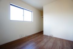 暖かい日差しが差し込む洋室。たっぷり収納できるクローゼット付きでお部屋の中をすっきりと快適に保てます。