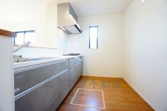 対面式カウンターキッチンからはお子様の様子が見守れます。ダイニングへの配膳や調理の時便利なカウンター付き。