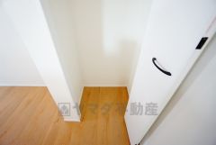 まとめ買いしてもこの収納量なら心配要らずのパントリー。調理家電や食品のストックをすっきりまとめられ、キッチン周りを広々使えます。