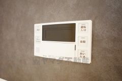 湯量・湯温の設定、そして保温までワンタッチのフルオートバス。便利な追い炊き機能付きです。