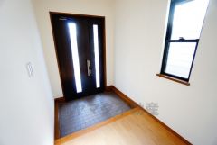 明るい窓付き玄関で、帰宅した瞬間から心地よさを感じる空間。ゆとりある土間スペースで出入りもスムーズ。毎日の暮らしを快適にしてくれる、使い勝手の良い玄関です。