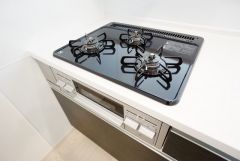 複数の調理を一度に行うことができる3口コンロ。効率よくお料理が出来ます。毎日のお料理も楽しくなりますね＾＾