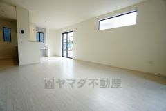 大きな窓のあるリビングは、陽光あふれる明るい空間です。居心地良く、ご家族皆がゆったり寛げる憩いの空間となりそうです。