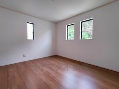 寛ぎの時間を紡ぎだす主寝室は、大型ベッドを置いても余裕の広さを確保しています。