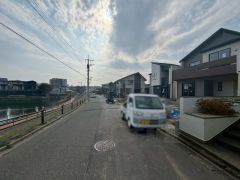 現地（2026年3月9日）撮影。大きな車でも駐車しやすいため、車のサイズを気にせず好きな車に乗れます。駐車スペースも3台確保、来客時にも便利＾＾