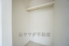 同仕様写真。収納力豊富なウォークインクローゼット。洋服や小物などを1箇所にまとめて美しい収納を実現します。スーツケースのような大型の荷物も置けます＾＾