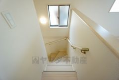 同仕様写真。お子様も高齢の方も安心して上り下りができる手摺がついた安心設計です。 階段には小窓を配置しました。日中でも暗くなりがちな階段下が明るくなり安全ですね。