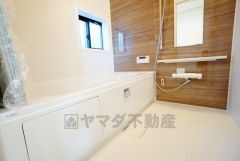 1日の疲れを癒すくつろぎのバスルーム。足を伸ばしてもゆったりと入れるサイズです。お子様と一緒にお風呂に入っても狭くないですね^^