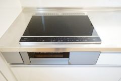 お手入れのしやすいIHクッキングヒーターです。3口コンロなので、効率よくお料理が楽しめます。毎日のお料理も楽しくなりますね＾＾