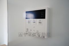 キッチン横からお湯張り、追い炊き、足し湯がボタン一つで楽々操作できる給湯機リモコンです。忙しい夕飯準備の時間帯に重宝しますね。