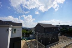 日差しが遮られないように隣家との間に距離を設けています。住宅地ですのでご近所様とコミュニケーション取りやすい距離感が良いですね。