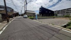 現地（2025年9月30日）撮影。前面道路は広く、車同士がすれ違うスペースが十分にあります。落ち着いた住宅地内で快適な生活を実現してみませんか＾＾