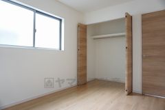 同仕様写真。暖かい日差しが差し込む洋室。たっぷり収納できるクローゼット付きでお部屋の中をすっきりと快適に保てます。