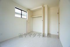 暖かい日差しが差し込む洋室。たっぷり収納できるクローゼット付きでお部屋の中をすっきりと快適に保てます。