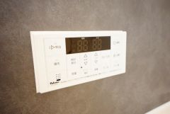 湯量・湯温の設定、そして保温までワンタッチのフルオートバス。便利な追い炊き機能付きです。