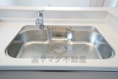 広々とした凸型シンクに洗剤ポケットを標準装備。大きなお鍋など洗いやすいです。