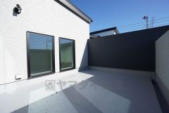 陽当たりの良いバルコニーです。お洗濯やお布団干しはもちろん、日光浴スペースにも。足元は防水工事施工済です。