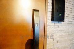 かざすだけで開閉できる、タッチキー採用の玄関。お買い物帰りで、両手がふさがってきても簡単に中に入れます＾＾