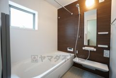 同仕様写真。広々1坪タイプの浴槽ユニットでゆったりくつろげるバスルーム。窓、浴室乾燥機付きで換気・雨の日の洗濯もばっちり＾＾
