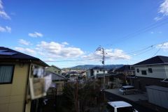 2階バルコニーからの眺望です。前面に遮るものがなく景色を一望できます。南向きで、日当たりも良好。お洗濯物が良く乾きます。