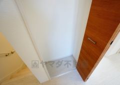 同仕様写真。2階の廊下にも収納を確保。各居室に入りきれなかった荷物や、2階で使用する日用品のストック置き場に便利です。