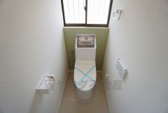 温水洗浄機付トイレです。もちろん、1階2階の2ヶ所にトイレがあるので、忙しい朝にもゆとりができますね。
