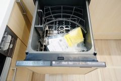 同仕様写真。食後の時間にゆとりを与えてくれる食器洗い乾燥機。操作ボタンも上面にあるので、腰をかがめずに操作が楽々。