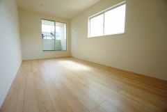 同仕様写真。主寝室としてお使いいただけそうなこちらのお部屋は、日当たりが良く、爽やかな風を感じて起きる朝は、快適生活の始まりに。