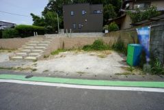 現地（2026年8月10日）撮影。駐車スペースはゆとりある2台分を確保。マイカー用に、お客さま用に、余裕を持ってご利用いただけます。