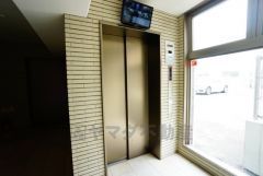 エレベーターホールには外部からの映像がチェックできる防犯カメラモニターが設置されています。防犯対策バッチリです。