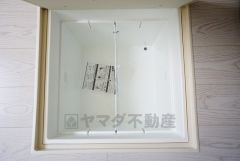 キッチンにある床下収納は、居住スペースを減らさずに買い置きの調味料や非常食などを保管することができます。