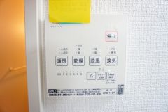 雨の日の洗濯も安心できる浴室暖房乾燥機付き浴室。リモコンで操作もボタン1つで簡単。