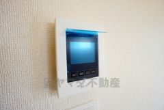 防犯はもちろん、セールスマン対策にもなるモニター付きインターホンです。お子さん1人での留守番時にも活躍しそうです。