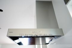 お手入れが簡単なスリム型レンジフードです。調理により発生する油煙や臭いを吸い込み、屋外へ排気してくれます。