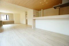 リビングは広々とした設計で、家族が集い、寛ぐ暮らしの空間を演出しています。思い思いの時間を過ごしたり、家族みんなで食事をしたり、素敵な団らんの場になりますね。