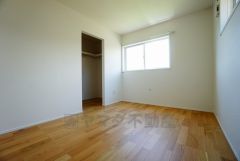 同仕様写真。ご夫婦お二人のプライベートシーンを演出する寝室は、大容量のウォークインクローゼット付き。