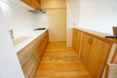 部屋の端に位置する壁付けキッチンは、デッドスペースができにくく、リビング・ダイニングを無駄なく広く活用できます。